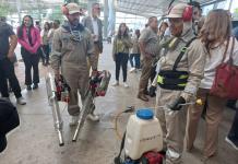 Entre desconfianza y riesgos, brigadistas luchan contra el dengue en colonias de la ZMG