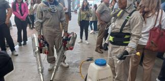 Entre desconfianza y riesgos, brigadistas luchan contra el dengue en colonias de la ZMG