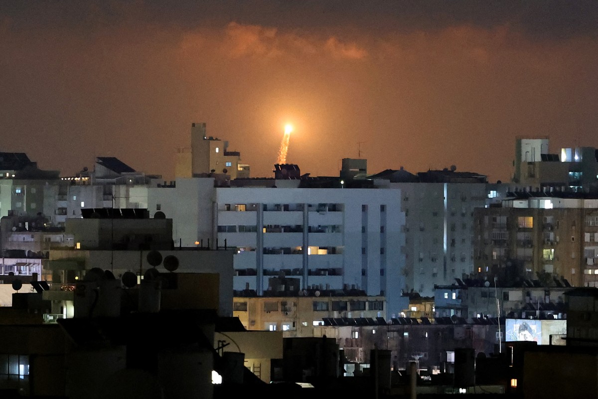 Jamenei promete seguir luchando e Irán lanza más misiles hipersónicos hacia Israel
