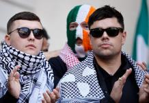 Comparece en Londres rapero del trío norirlandés Kneecap, acusado de apoyar a Hezbolá