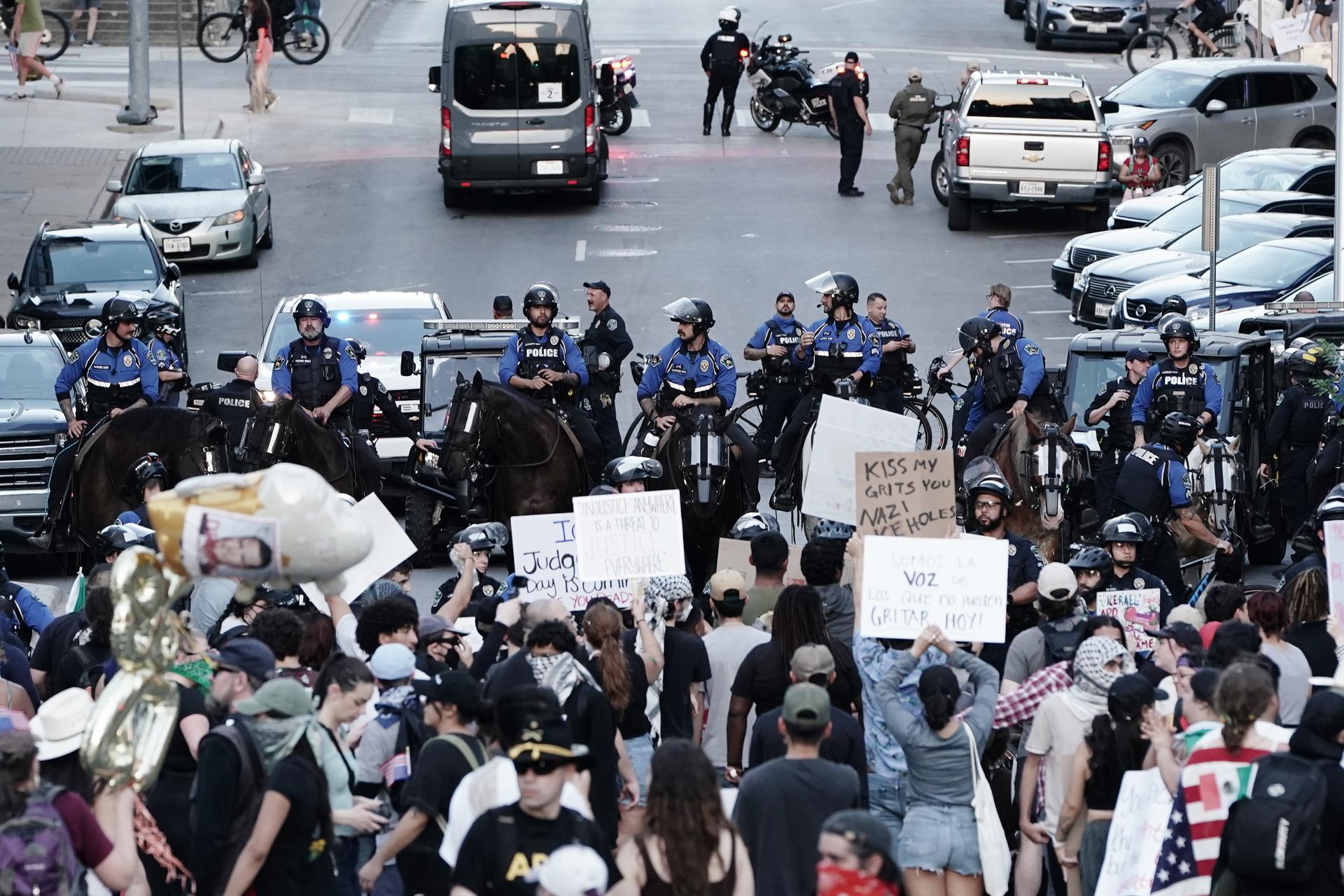 Denuncian perfil racial por detenciones de latinos estadounidenses en redadas migratorias Denuncian perfil racial por detenciones de latinos estadounidenses en redadas migratorias