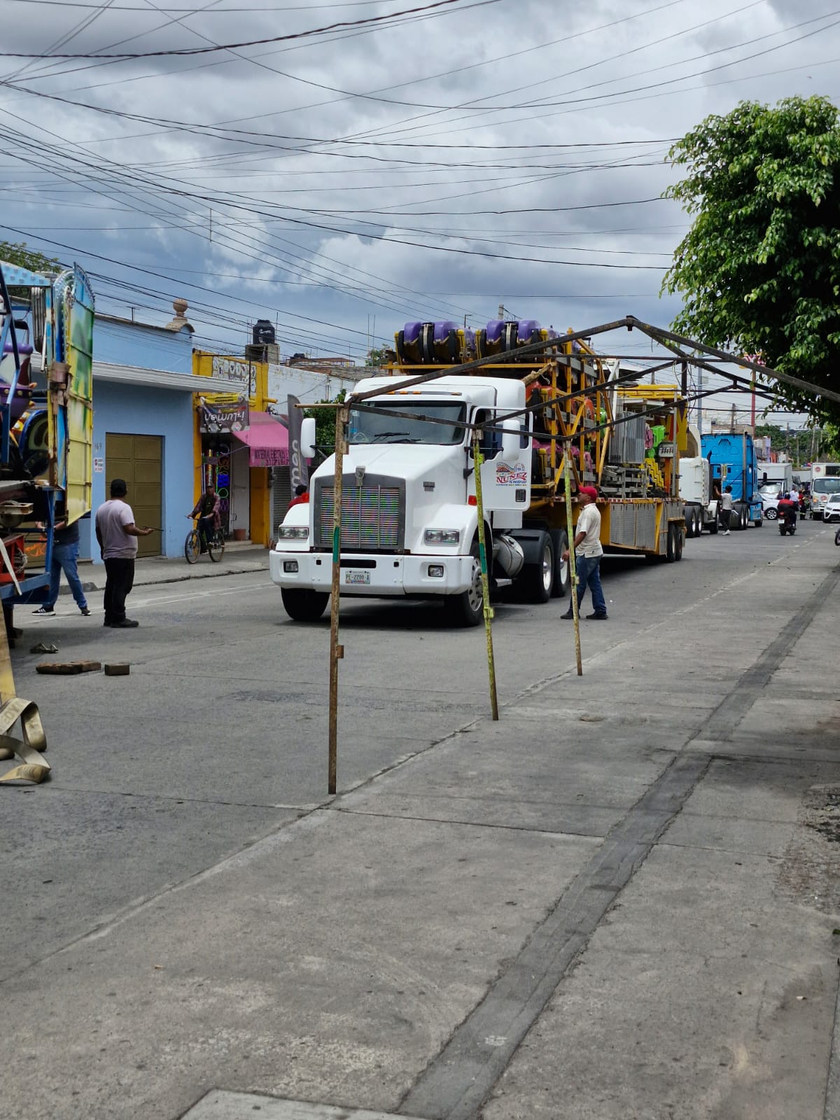 Vecinos amenazan con bloquear con autos y casas de campaña las Fiestas de Tlaquepaque Vecinos amenazan con bloquear con autos y casas de campaña las Fiestas de Tlaquepaque