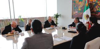 El canciller de México aborda con víctimas de EE.UU. el freno al tráfico de armas