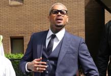 El cantante estadounidense Chris Brown se declara no culpable en un caso de agresión en una discoteca