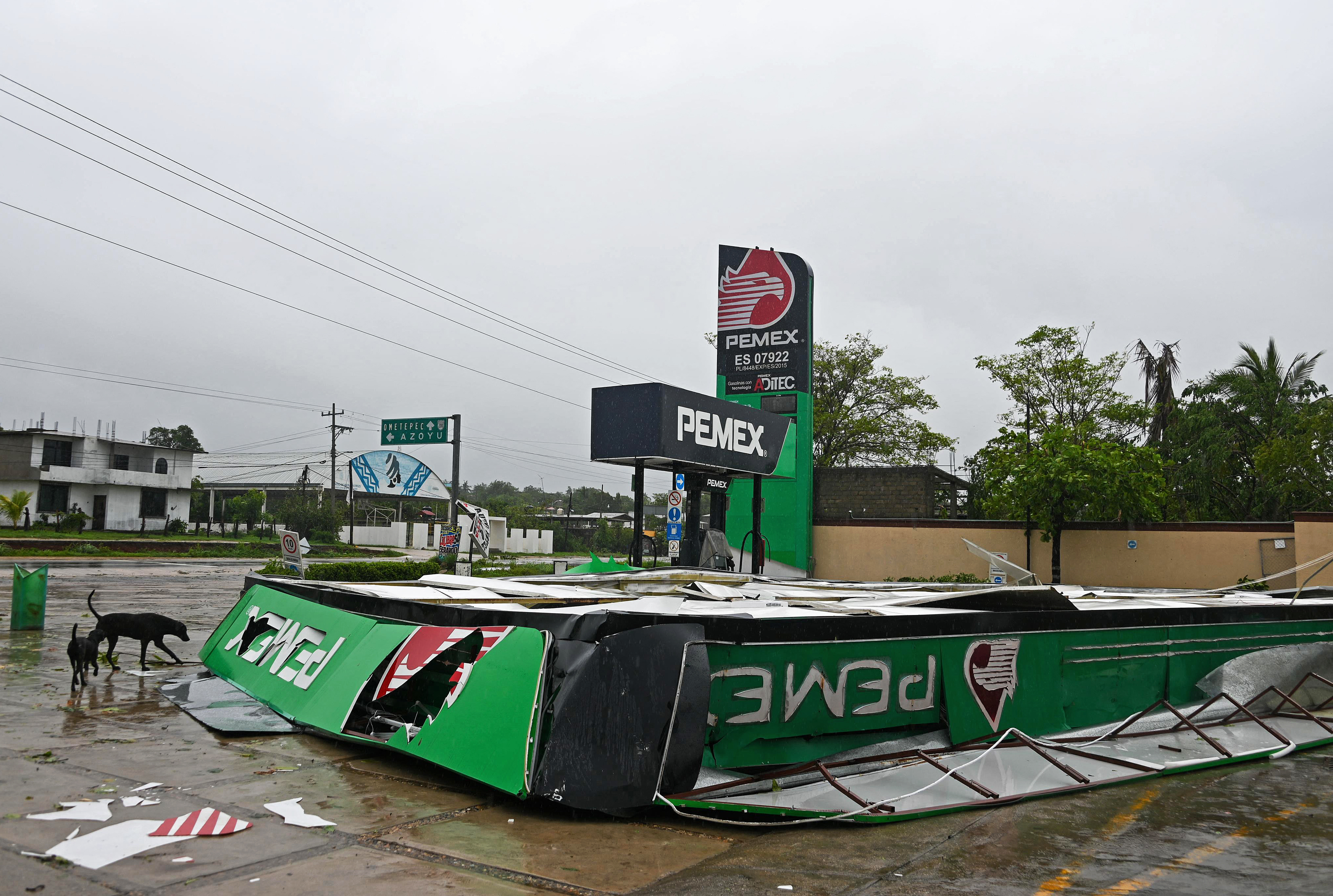 Dos muertes deja a su paso por México el huracán Erick Dos muertes deja a su paso por México el huracán Erick