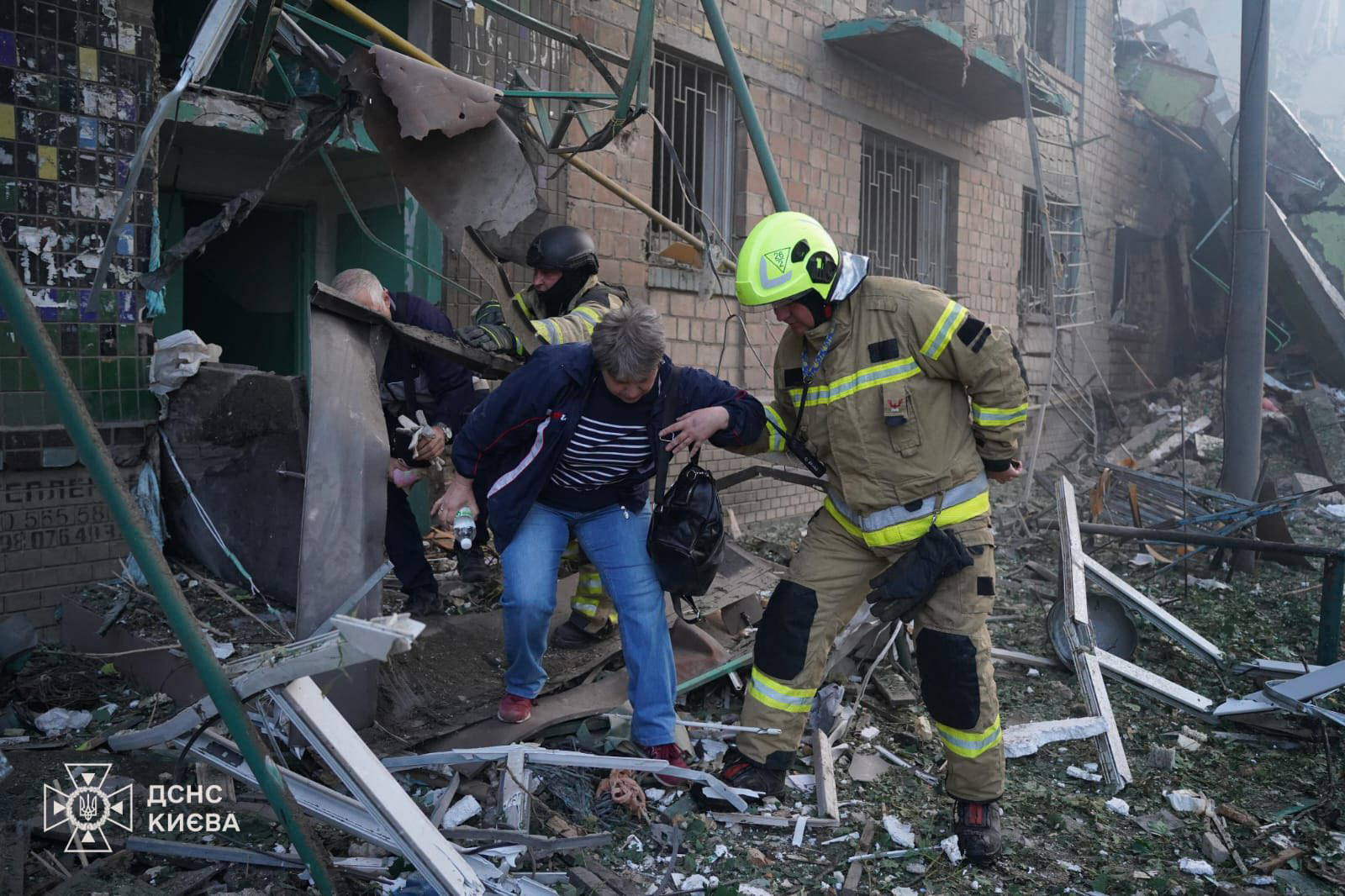 Al menos ocho muertos en la capital de Ucrania tras una noche de bombardeos rusos Al menos ocho muertos en la capital de Ucrania tras una noche de bombardeos rusos