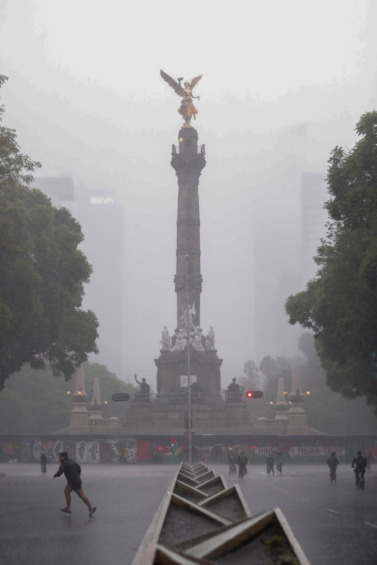 Las fuertes lluvias activan la alerta roja en la Ciudad de México y provocan inundaciones