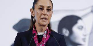 Sheinbaum firma decretos para reducir edad de jubilación y facilitar movilidad de maestros