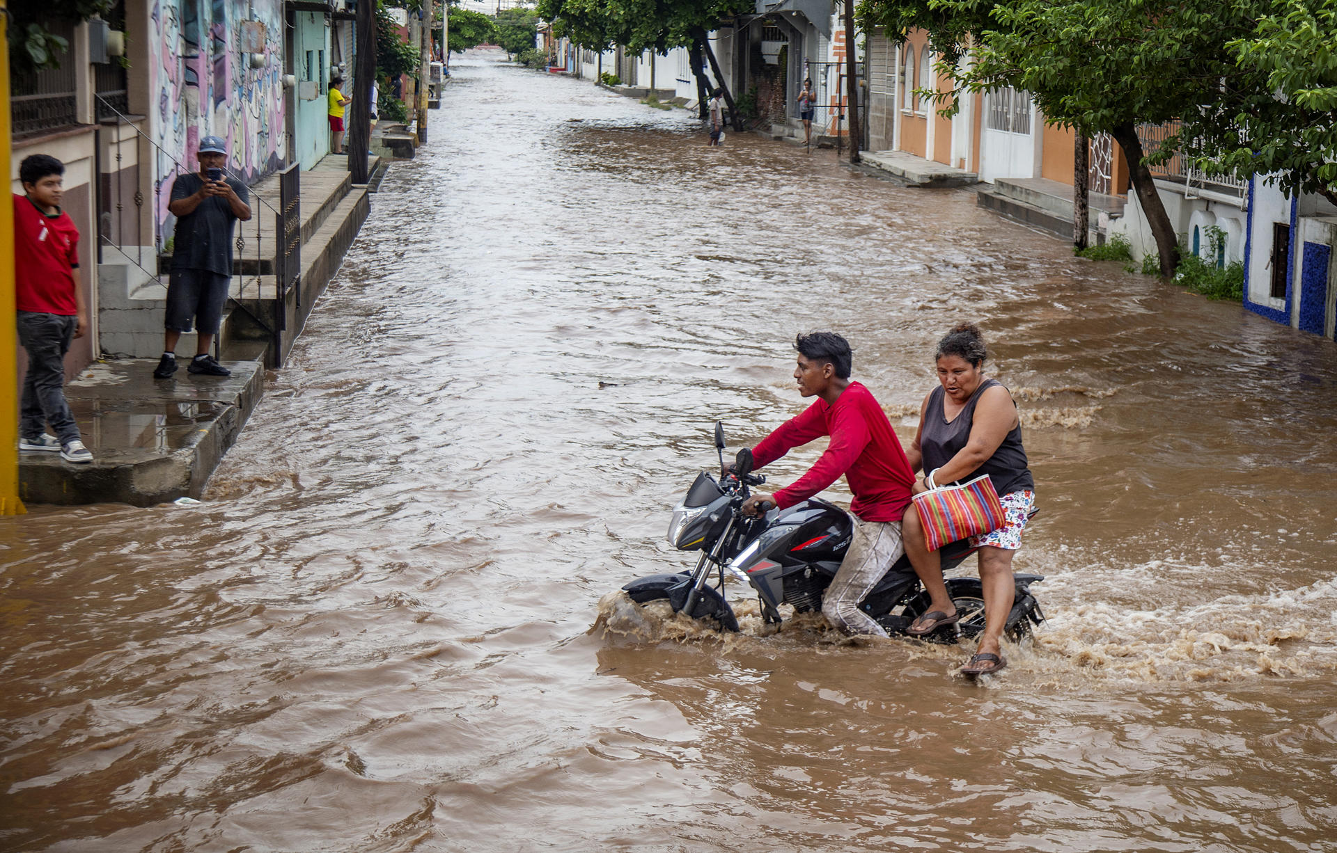 Huracán Erick deja más de 26.000 viviendas y casi 300 escuelas afectadas en sur de México Huracán Erick deja más de 26.000 viviendas y casi 300 escuelas afectadas en sur de México