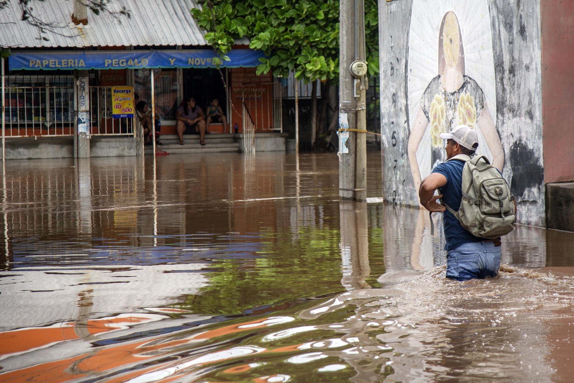 Huracán Erick deja más de 26.000 viviendas y casi 300 escuelas afectadas en sur de México Huracán Erick deja más de 26.000 viviendas y casi 300 escuelas afectadas en sur de México