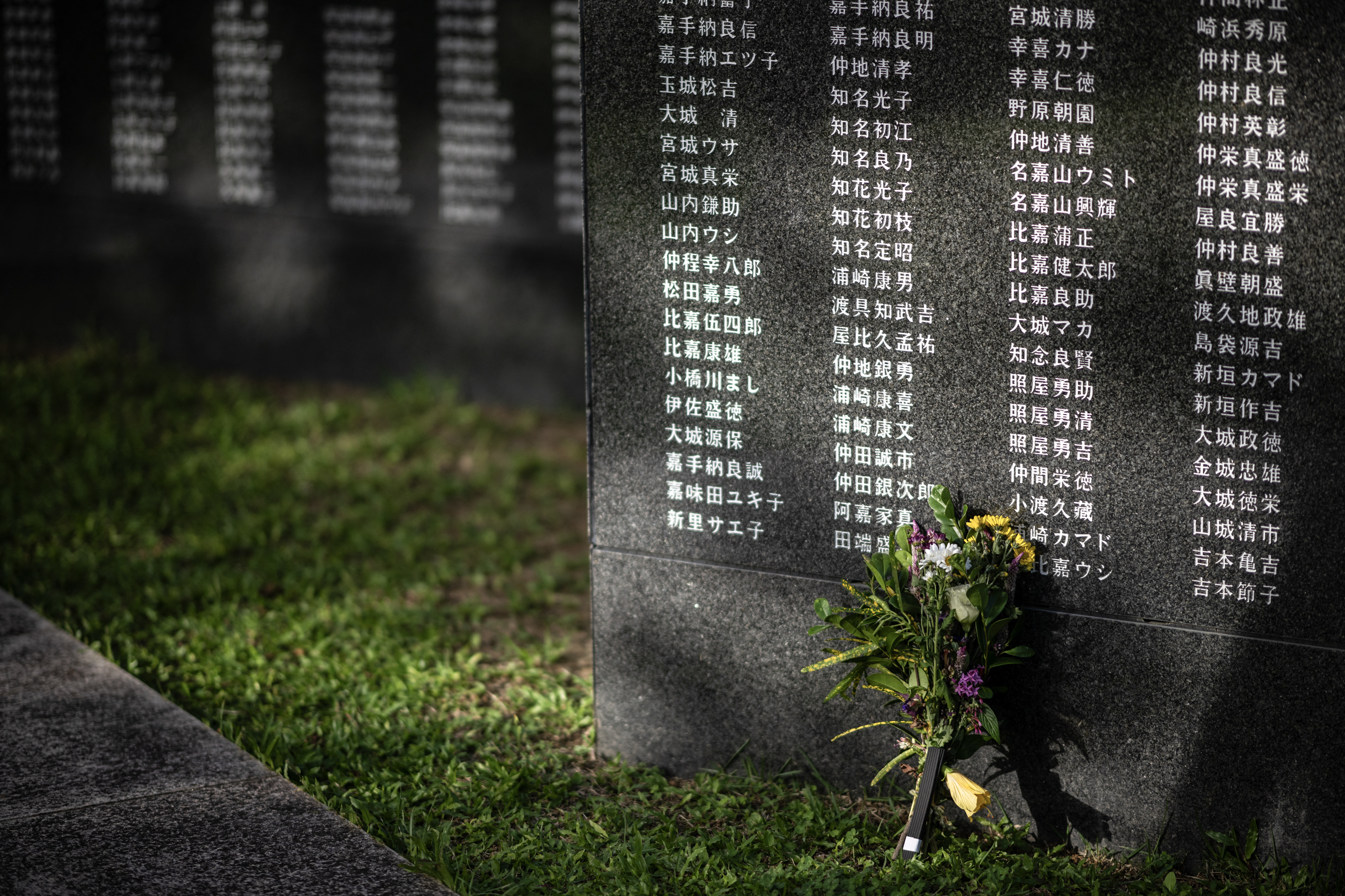 Voluntarios japoneses buscan restos de los muertos en la batalla de Okinawa Voluntarios japoneses buscan restos de los muertos en la batalla de Okinawa