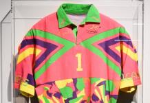 El Museo FIFA rinde homenaje al guardameta mexicano Jorge Campos con una de sus camisetas