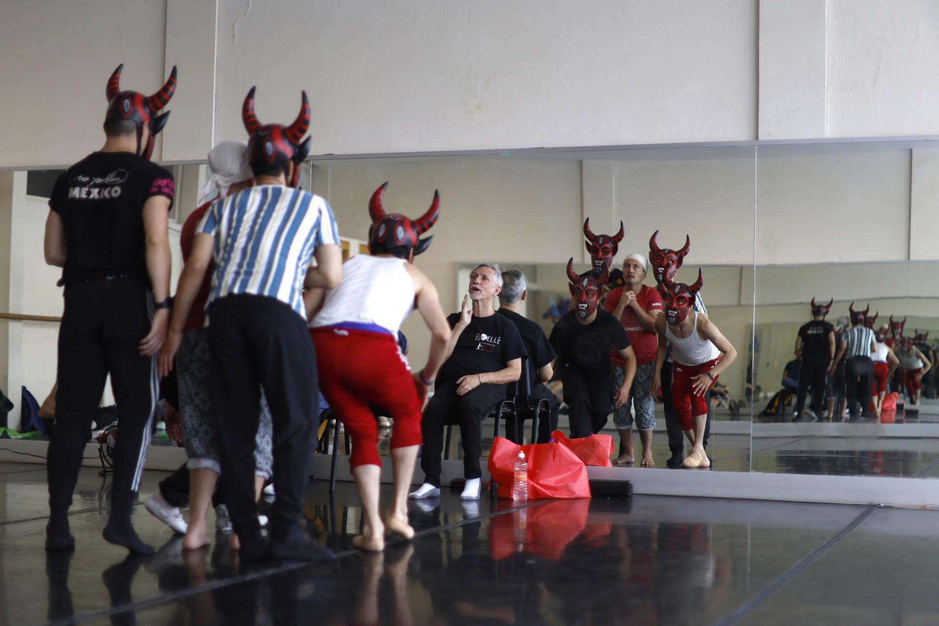 Bailarines mexicanos en puntas desafían estigmas de género con la fantasía del alebrije Bailarines mexicanos en puntas desafían estigmas de género con la fantasía del alebrije