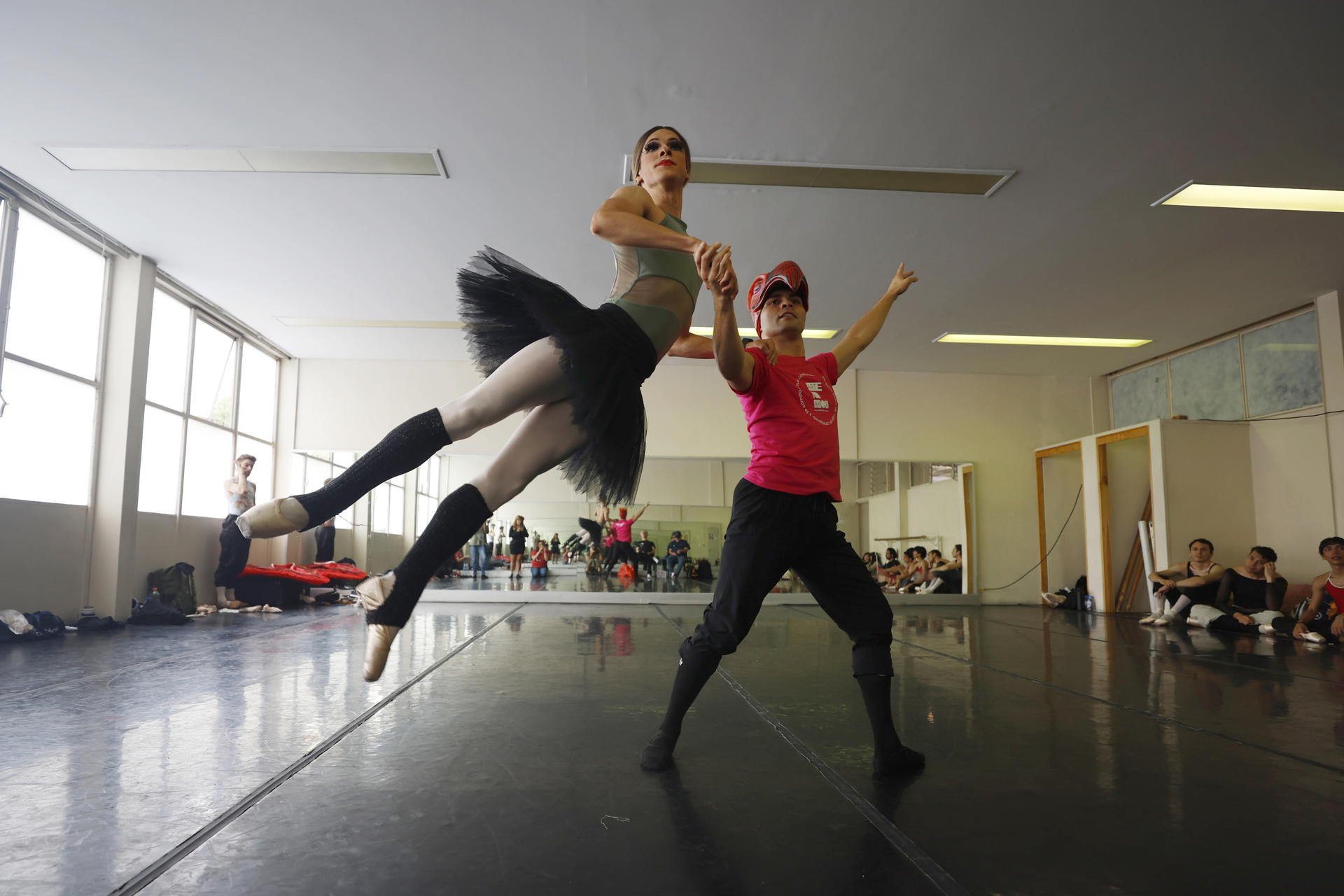 Bailarines mexicanos en puntas desafían estigmas de género con la fantasía del alebrije Bailarines mexicanos en puntas desafían estigmas de género con la fantasía del alebrije