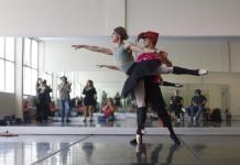 Bailarines mexicanos en puntas desafían estigmas de género con la fantasía del alebrije