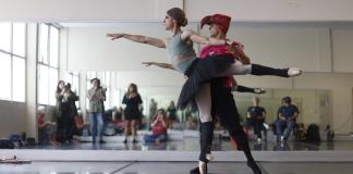 Bailarines mexicanos en puntas desafían estigmas de género con la fantasía del alebrije