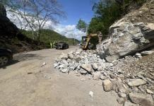 La Secretaría de Comunicaciones atiende 13 derrumbes en carretera Melaque a Puerto Vallarta