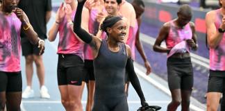 Faith Kipyegon no logra bajar de los cuatro minutos en la milla