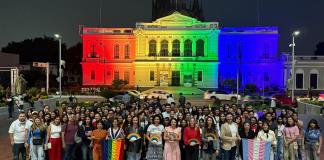 El MUSA se ilumina con los colores del Orgullo en apoyo a la diversidad