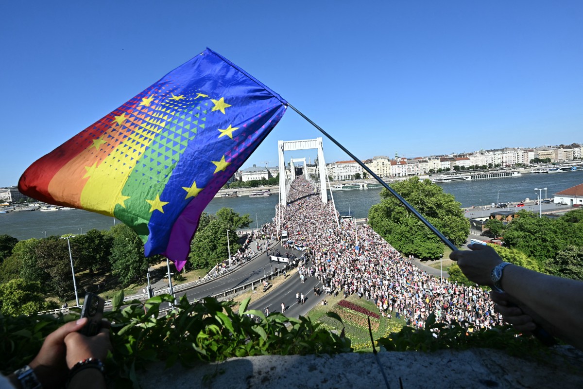 Miles de personas participan en la Marcha del Orgullo de Budapest pese a la prohibición de Orban Miles de personas participan en la Marcha del Orgullo de Budapest pese a la prohibición de Orban