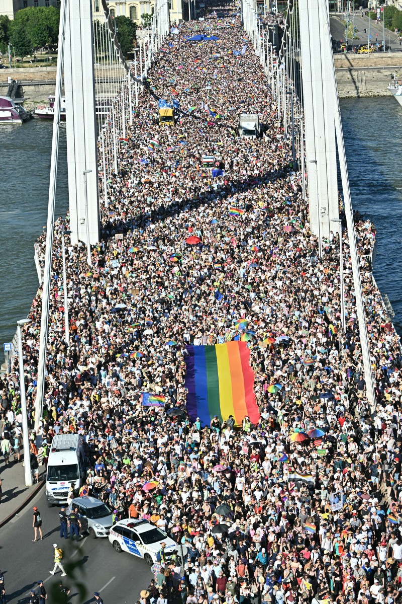 Miles de personas participan en la Marcha del Orgullo de Budapest pese a la prohibición de Orban Miles de personas participan en la Marcha del Orgullo de Budapest pese a la prohibición de Orban