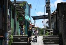 Escondidos, pero hay: el temor persiste en antiguo bastión pandillero en El Salvador