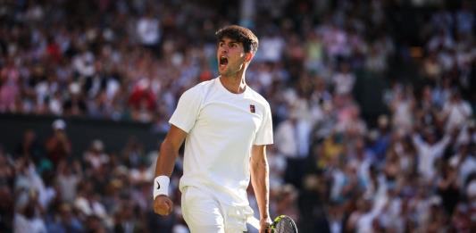 Alcaraz pasó apuros en caluroso debut de Wimbledon
