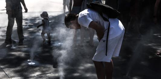 La ola de calor pone en alerta roja a París y cierra escuelas en Europa