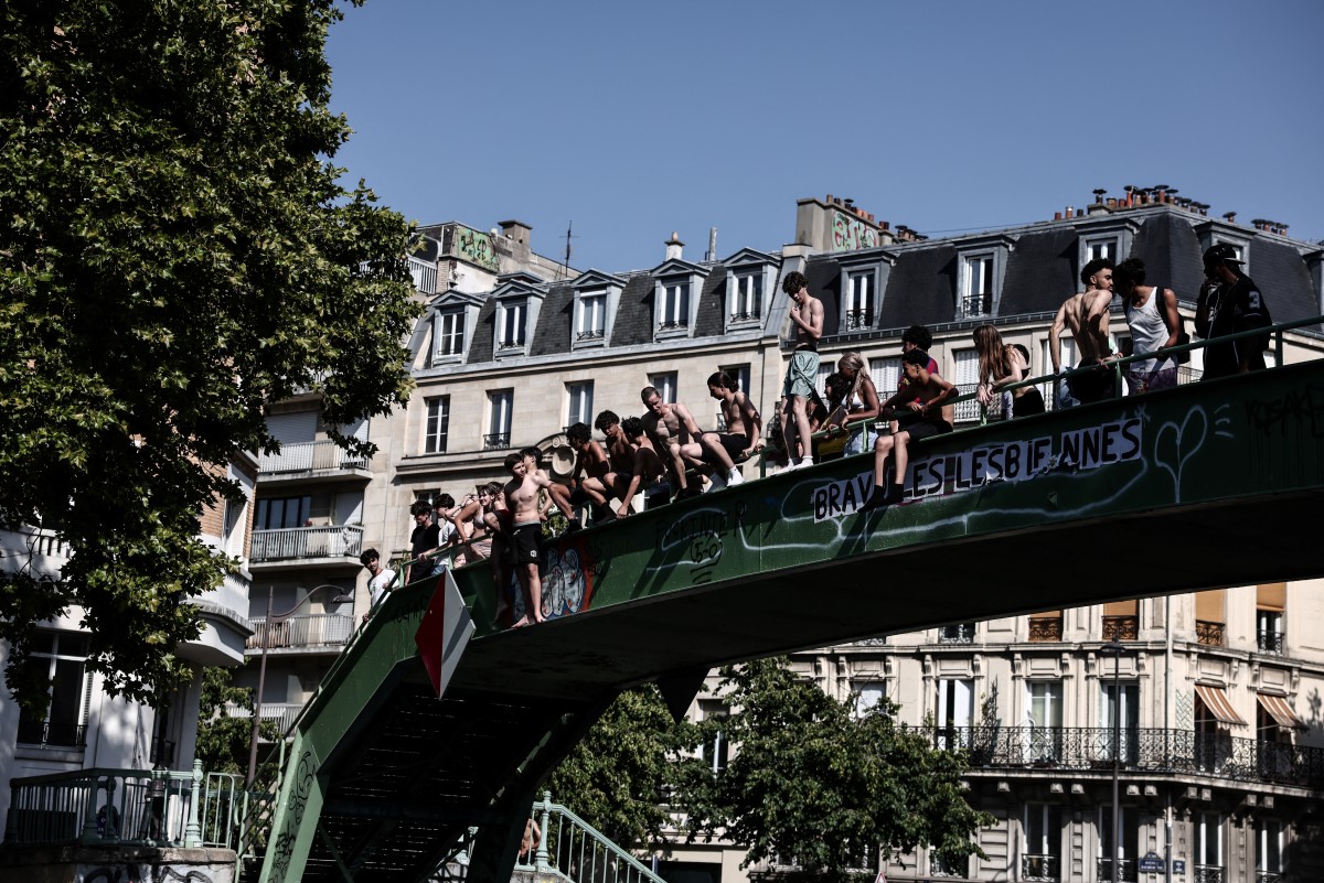 La ola de calor pone en alerta roja a París y cierra escuelas en Europa