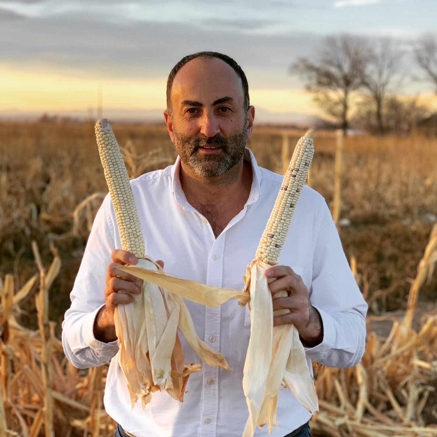 Rafael Mier celebra al maíz en libro que une historia, cocina y tradición