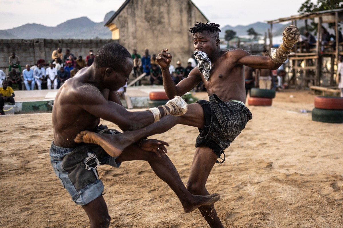 Luchadores de dambe nigerianos conquistan al público con amuletos y talismanes Luchadores de dambe nigerianos conquistan al público con amuletos y talismanes