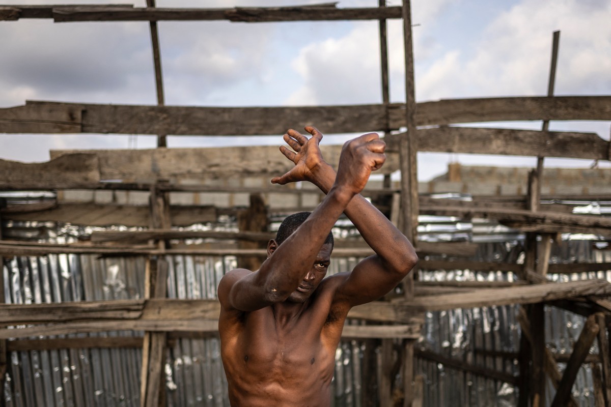 Luchadores de dambe nigerianos conquistan al público con amuletos y talismanes Luchadores de dambe nigerianos conquistan al público con amuletos y talismanes