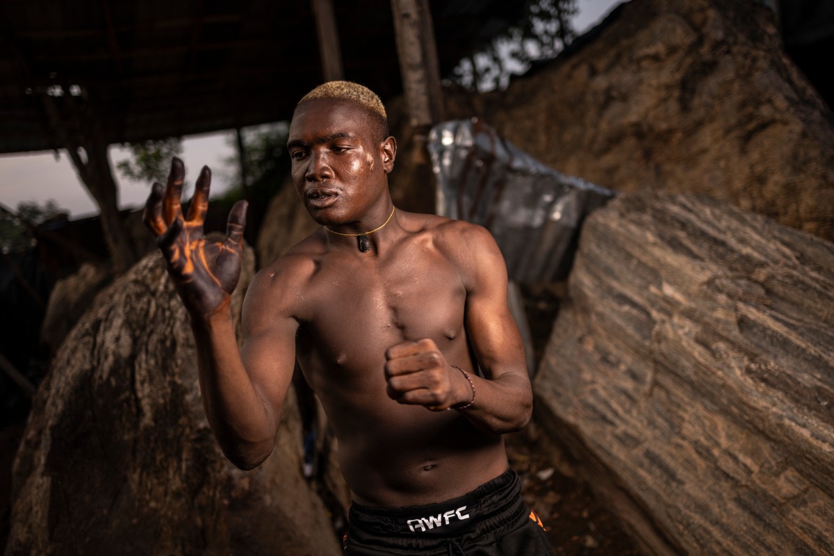 Luchadores de dambe nigerianos conquistan al público con amuletos y talismanes Luchadores de dambe nigerianos conquistan al público con amuletos y talismanes