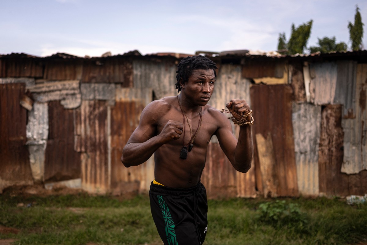 Luchadores de dambe nigerianos conquistan al público con amuletos y talismanes Luchadores de dambe nigerianos conquistan al público con amuletos y talismanes