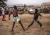 Luchadores de dambe nigerianos conquistan al público con amuletos y talismanes