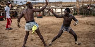 Luchadores de dambe nigerianos conquistan al público con amuletos y talismanes