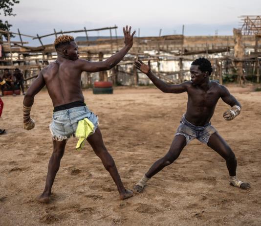 Luchadores de dambe nigerianos conquistan al público con amuletos y talismanes