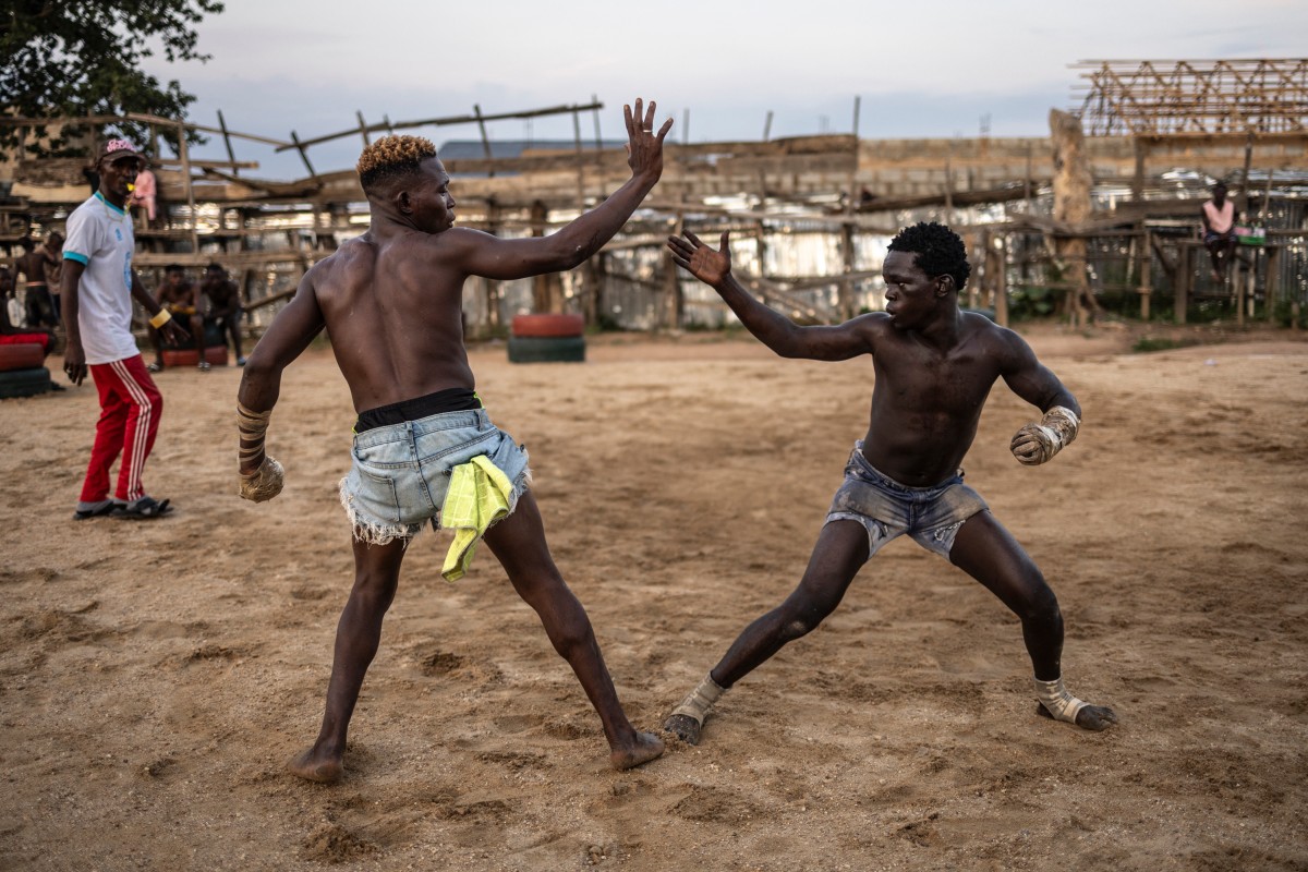 Luchadores de dambe nigerianos conquistan al público con amuletos y talismanes