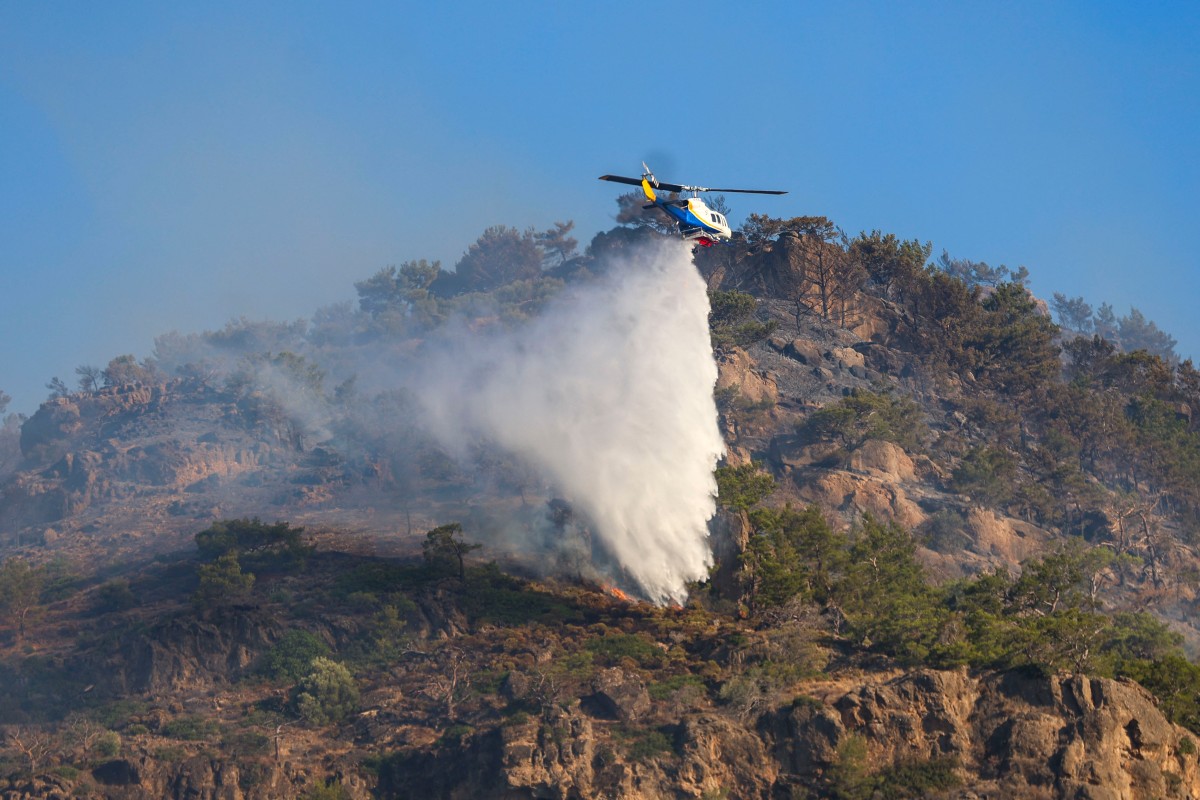 Miles de evacuados por violentos incendios en zonas turísticas de Grecia y Turquía Miles de evacuados por violentos incendios en zonas turísticas de Grecia y Turquía