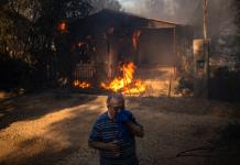 Miles de evacuados por violentos incendios en zonas turísticas de Grecia y Turquía
