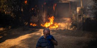 Miles de evacuados por violentos incendios en zonas turísticas de Grecia y Turquía