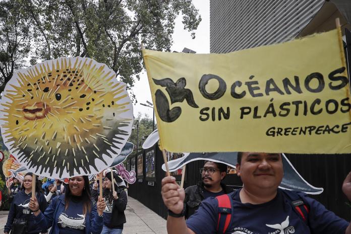 Greenpeace México insta al Senado a prohibir los plásticos de un solo uso en el país Greenpeace México insta al Senado a prohibir los plásticos de un solo uso en el país