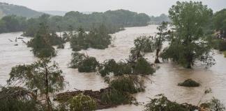 Inundaciones en Texas dejan al menos 13 muertos y unos 20 desaparecidos
