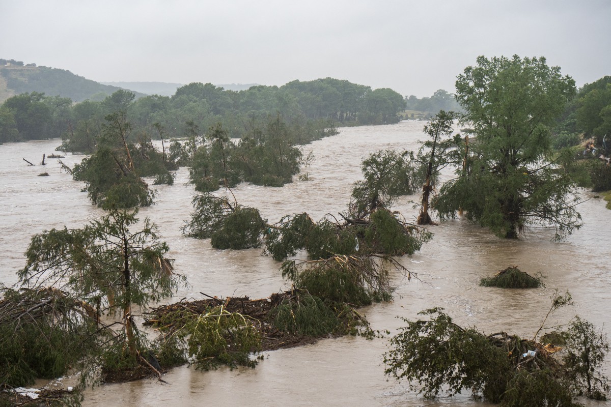 Inundaciones en Texas dejan al menos 13 muertos y unos 20 desaparecidos