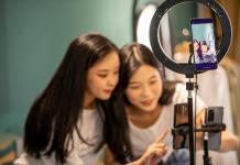 Hiperconectividad en adolescentes mexicanos impacta su salud física y emocional, asegura experto