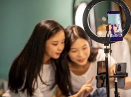 Hiperconectividad en adolescentes mexicanos impacta su salud física y emocional, asegura experto