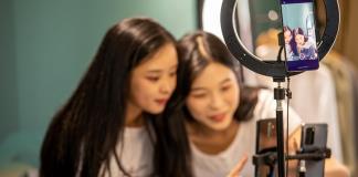 Hiperconectividad en adolescentes mexicanos impacta su salud física y emocional, asegura experto