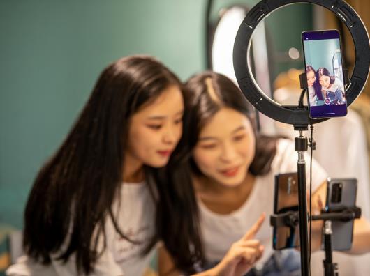 Hiperconectividad en adolescentes mexicanos impacta su salud física y emocional, asegura experto