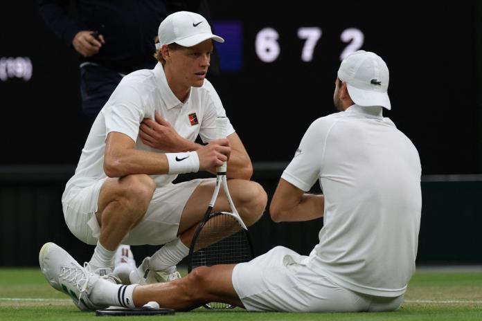 Sinner pasa a cuartos de Wimbledon cuando iba dos sets abajo tras abandono de Dimitrov