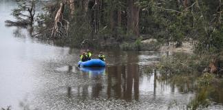 Espero un milagro: padre busca a su hija entre escombros tras inundaciones en Texas